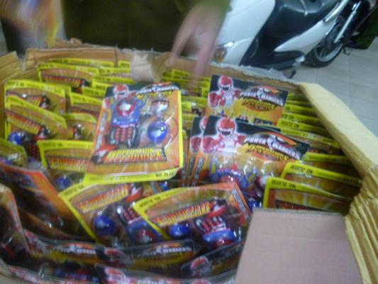 Bắt[-]giữ[-]hàng[-]tấn[-]ô[-]mai,[-]xí[-]muội[-]nhập[-]lậu[-]tại[-]chợ[-]Đồng[-]Xuân[-]2